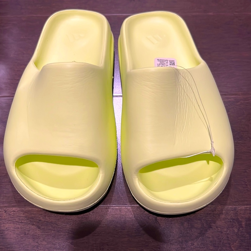 Yeezy slides never worn size 6